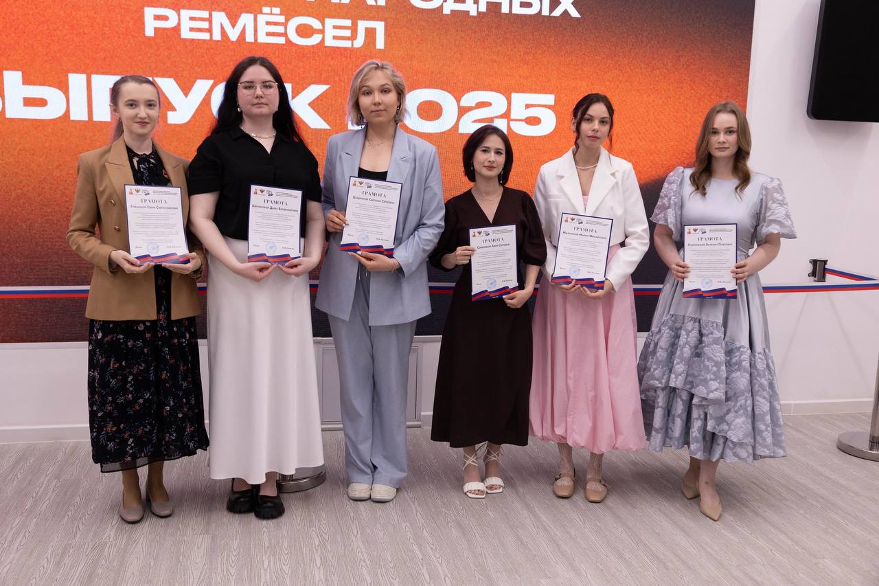 Выпускникам факультета изобразительного искусства и народных ремёсел вручили дипломы